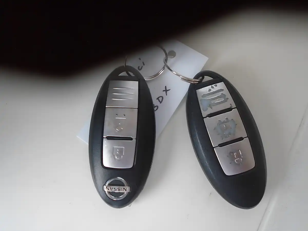 Used 2015 Nissan Note Tekna Silver - Interior and Exterior details 19