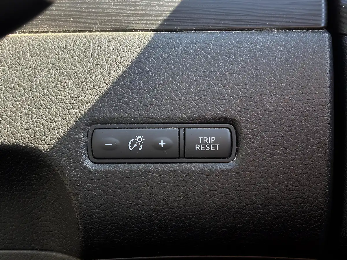 Used 2015 Nissan Pulsar N-Tec Grey - Interior and Exterior details 18