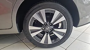 Used 2015 Nissan Pulsar N-Tec Grey - Interior and Exterior details 14