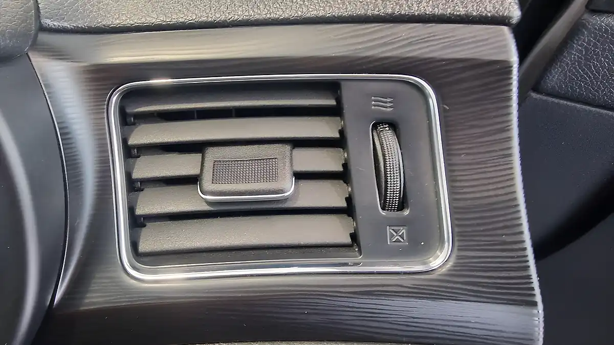 Used 2015 Nissan Pulsar N-Tec Grey - Interior and Exterior details 9