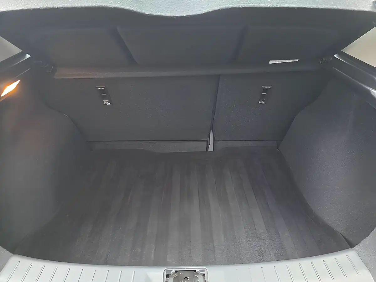 Used 2015 Nissan Pulsar N-Tec Red - Interior and Exterior details 13