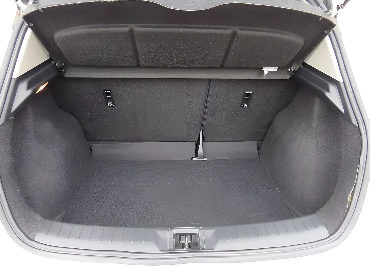 Used 2015 Nissan Pulsar N-Tec White - Interior and Exterior details 10