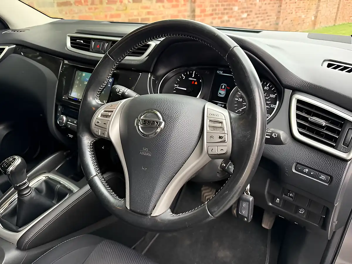 Used 2015 Nissan Qashqai Acenta Grey - Interior and Exterior details 17