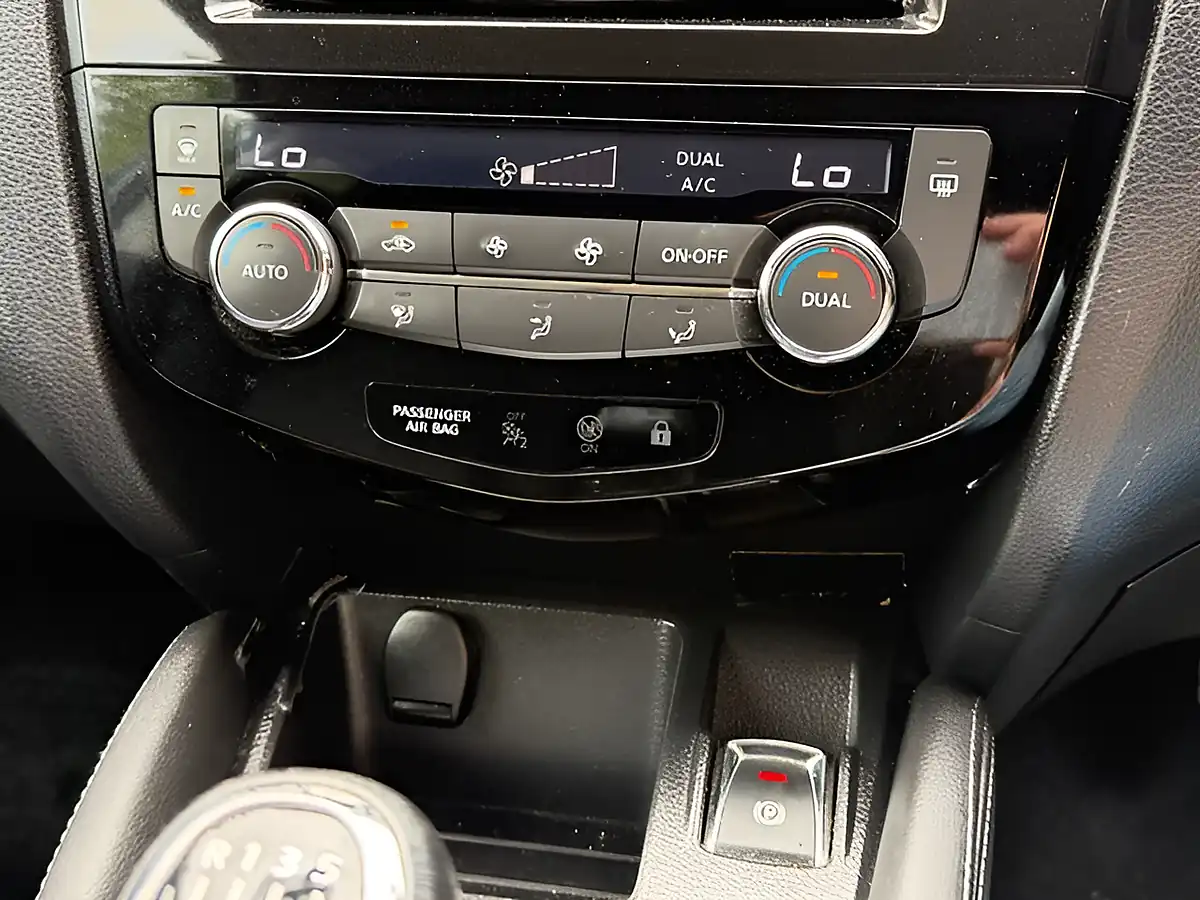 Used 2015 Nissan Qashqai Acenta Grey - Interior and Exterior details 3
