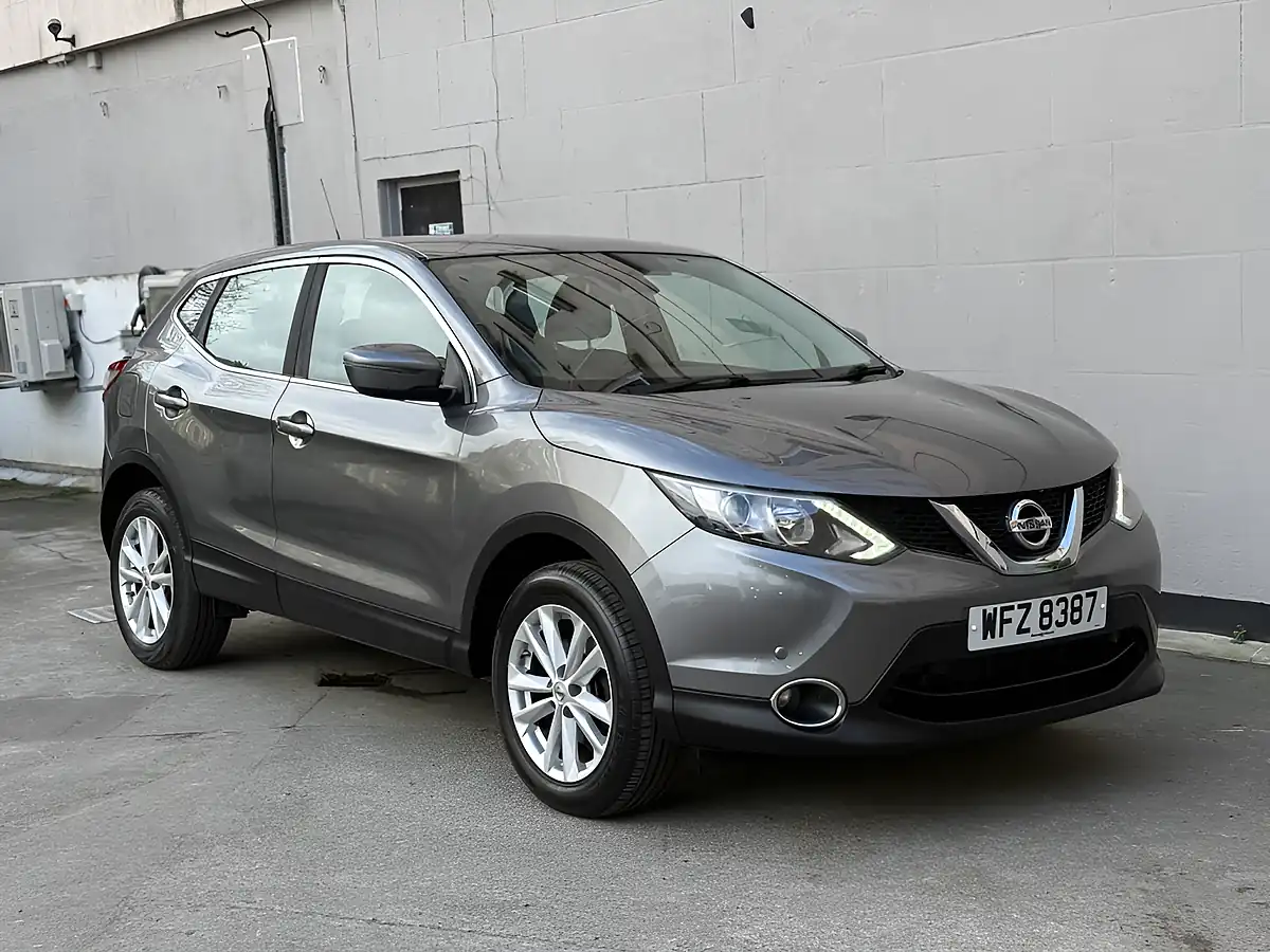 Used 2015 Nissan Qashqai Acenta Grey - Front View