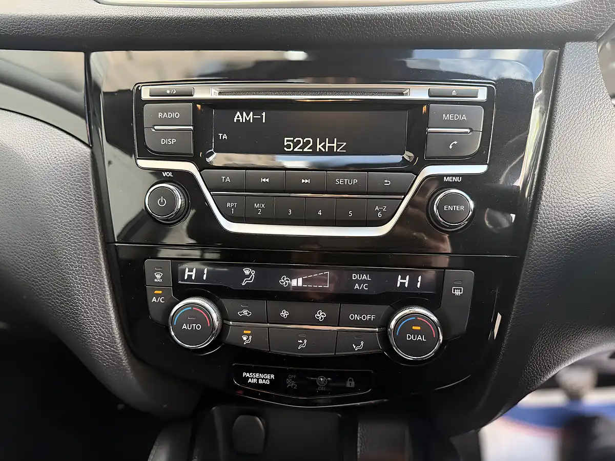 Used 2015 Nissan Qashqai Acenta Grey - Interior and Exterior details 15