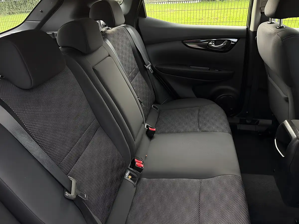 Used 2015 Nissan Qashqai Acenta Grey - Interior and Exterior details 15