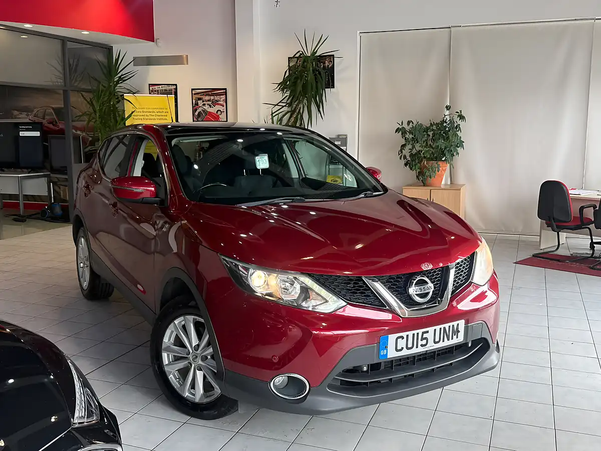 Used 2015 Nissan Qashqai Acenta Premium Red - Front View