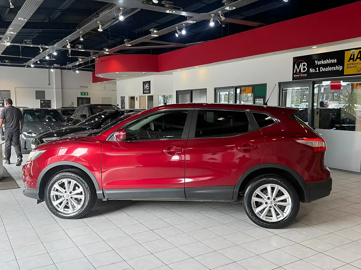 Used 2015 Nissan Qashqai Acenta Premium Red - Interior and Exterior details 10