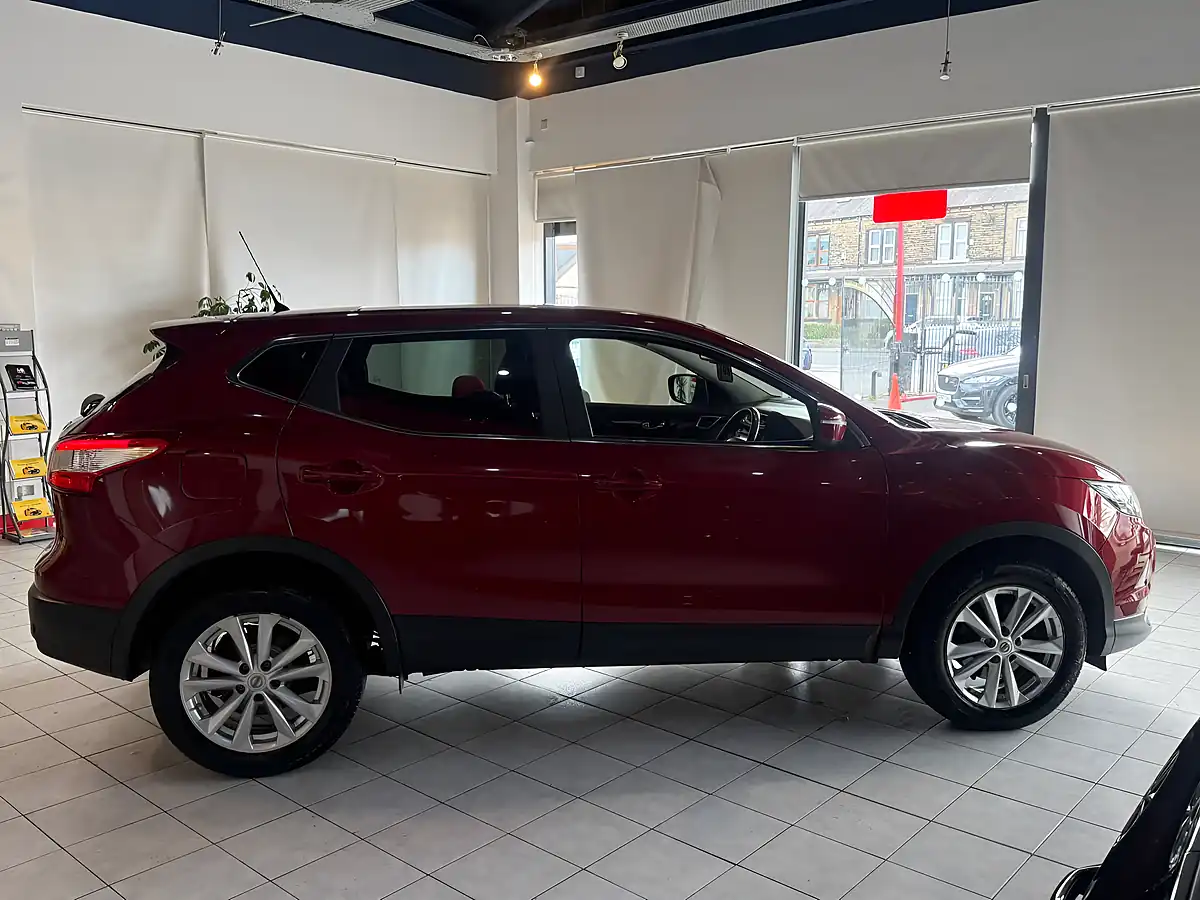 Used 2015 Nissan Qashqai Acenta Premium Red - Interior and Exterior details 11