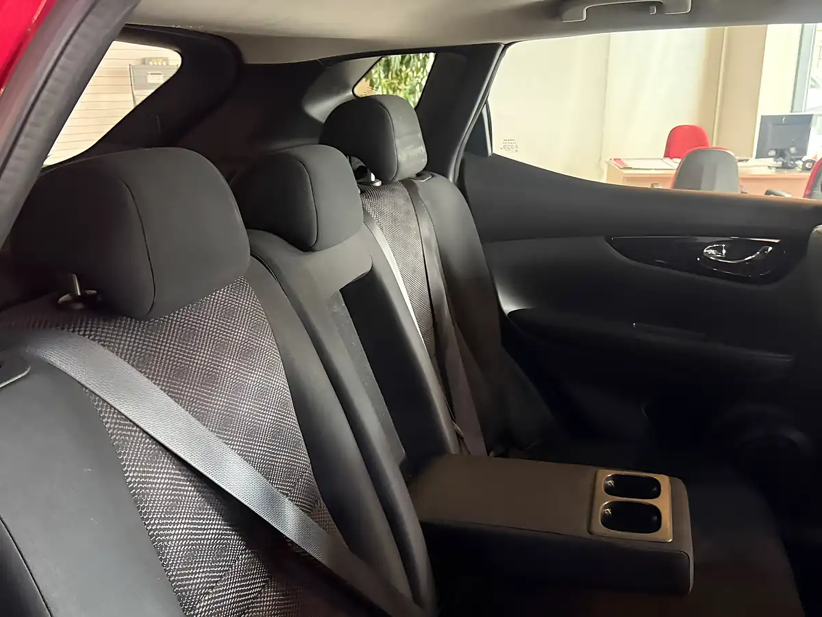 Used 2015 Nissan Qashqai Acenta Premium Red - Interior and Exterior details 12