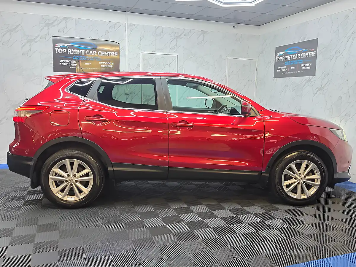 Used 2015 Nissan Qashqai Acenta+ Red - Interior and Exterior details 7