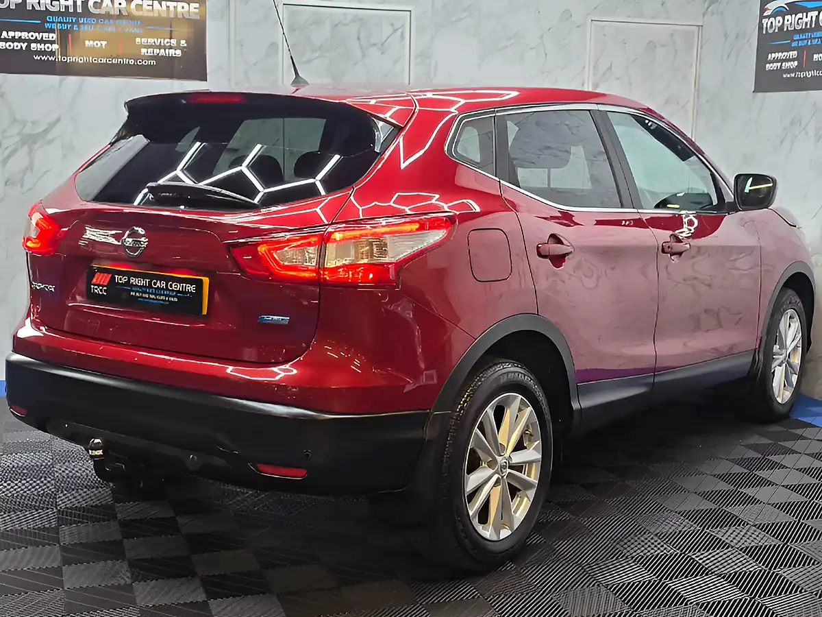 Used 2015 Nissan Qashqai Acenta+ Red - Interior and Exterior details 8