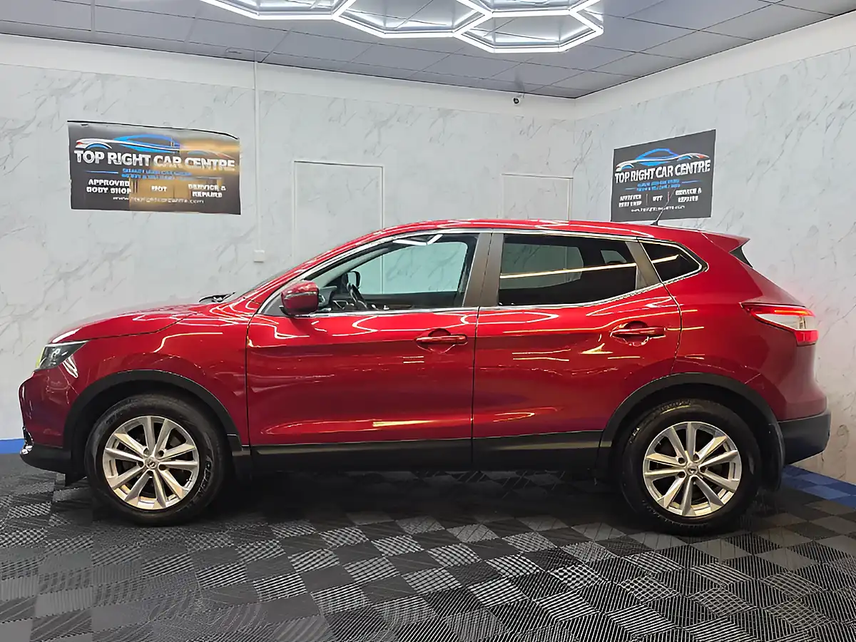Used 2015 Nissan Qashqai Acenta+ Red - Interior and Exterior details 9