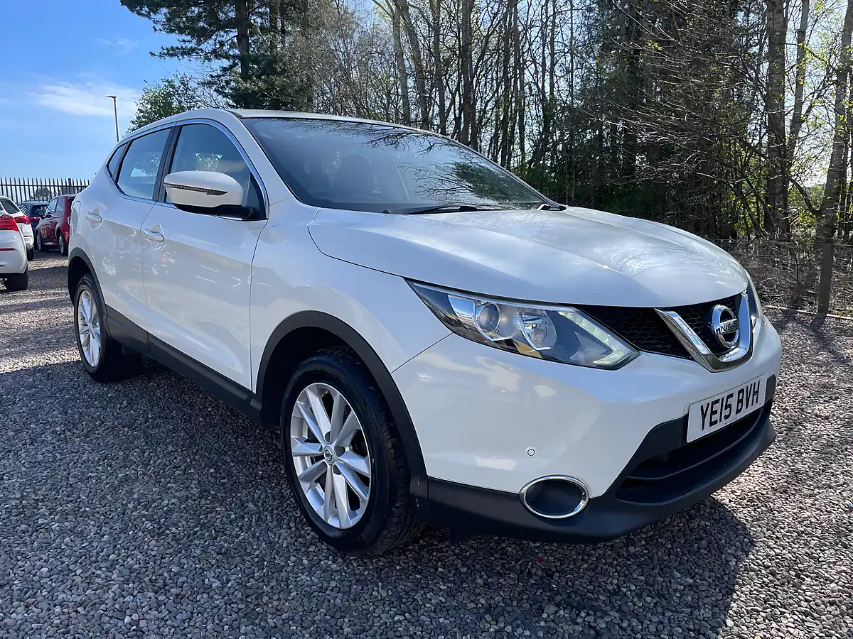 Used 2015 Nissan Qashqai Acenta White - Front View