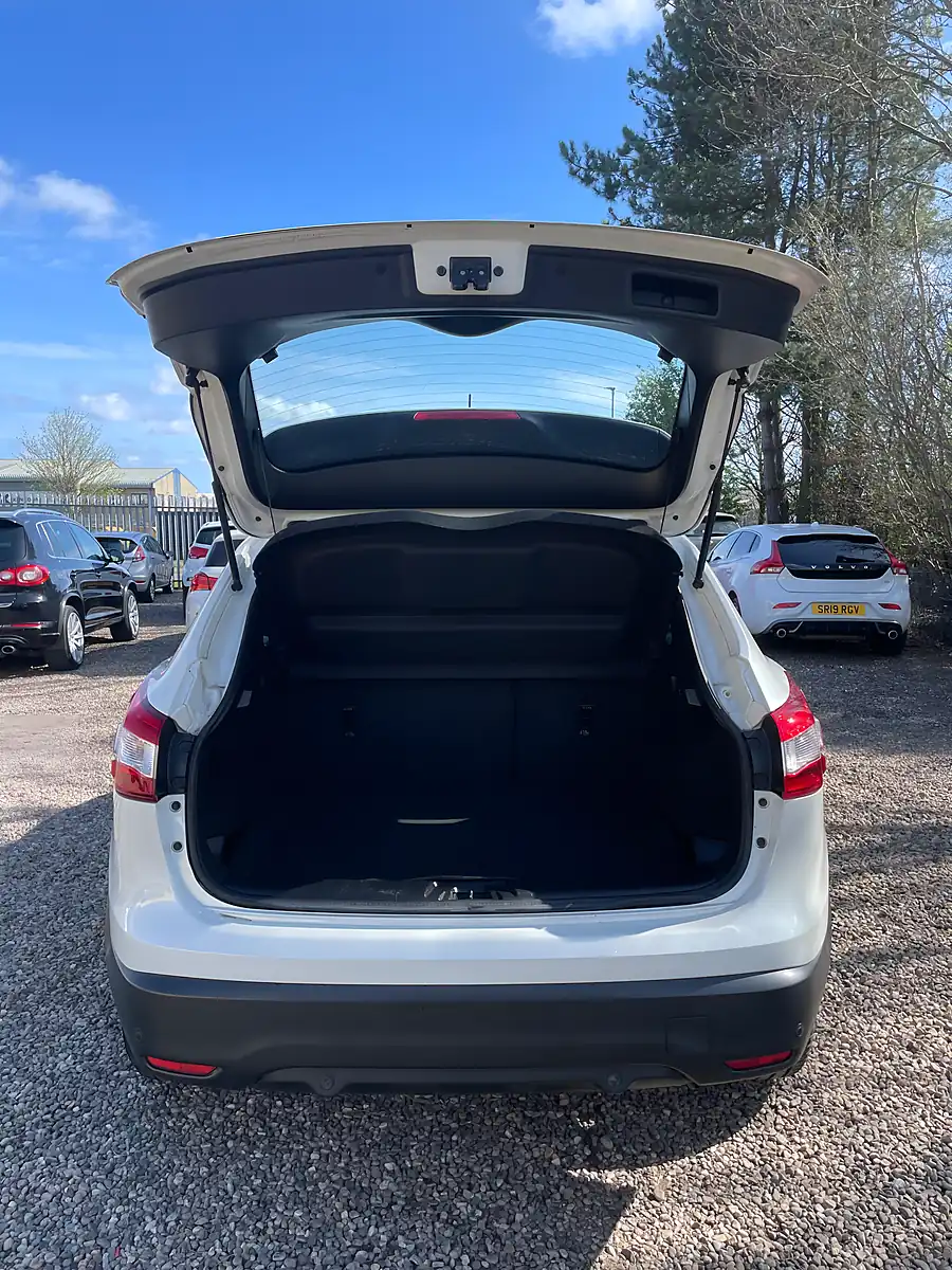 Used 2015 Nissan Qashqai Acenta White - Interior and Exterior details 11