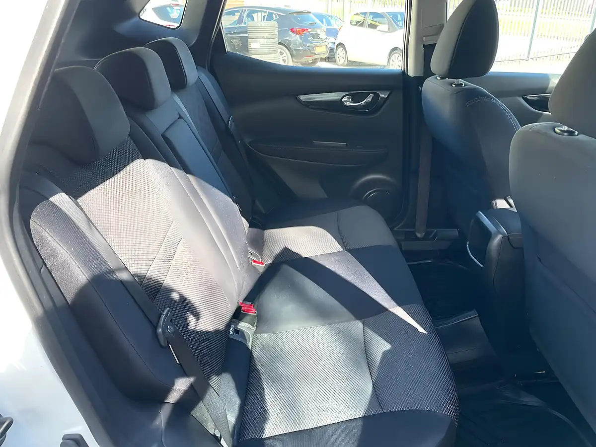 Used 2015 Nissan Qashqai Acenta White - Interior and Exterior details 12
