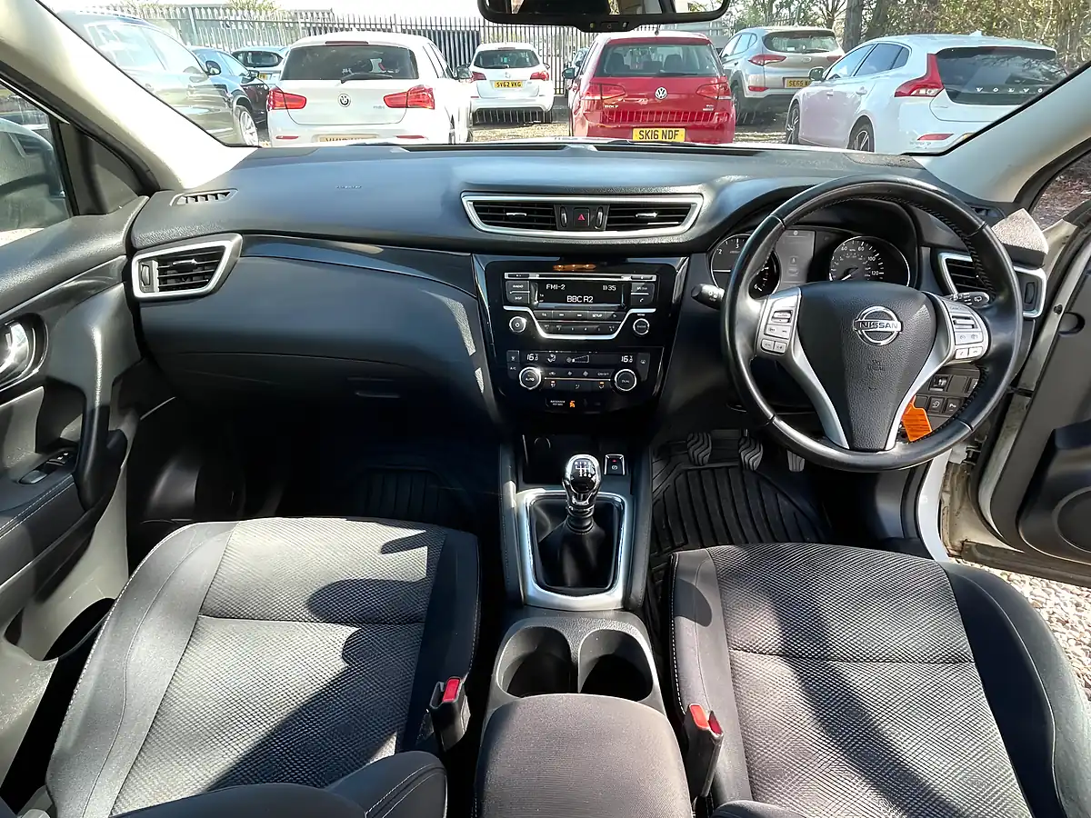 Used 2015 Nissan Qashqai Acenta White - Interior and Exterior details 14