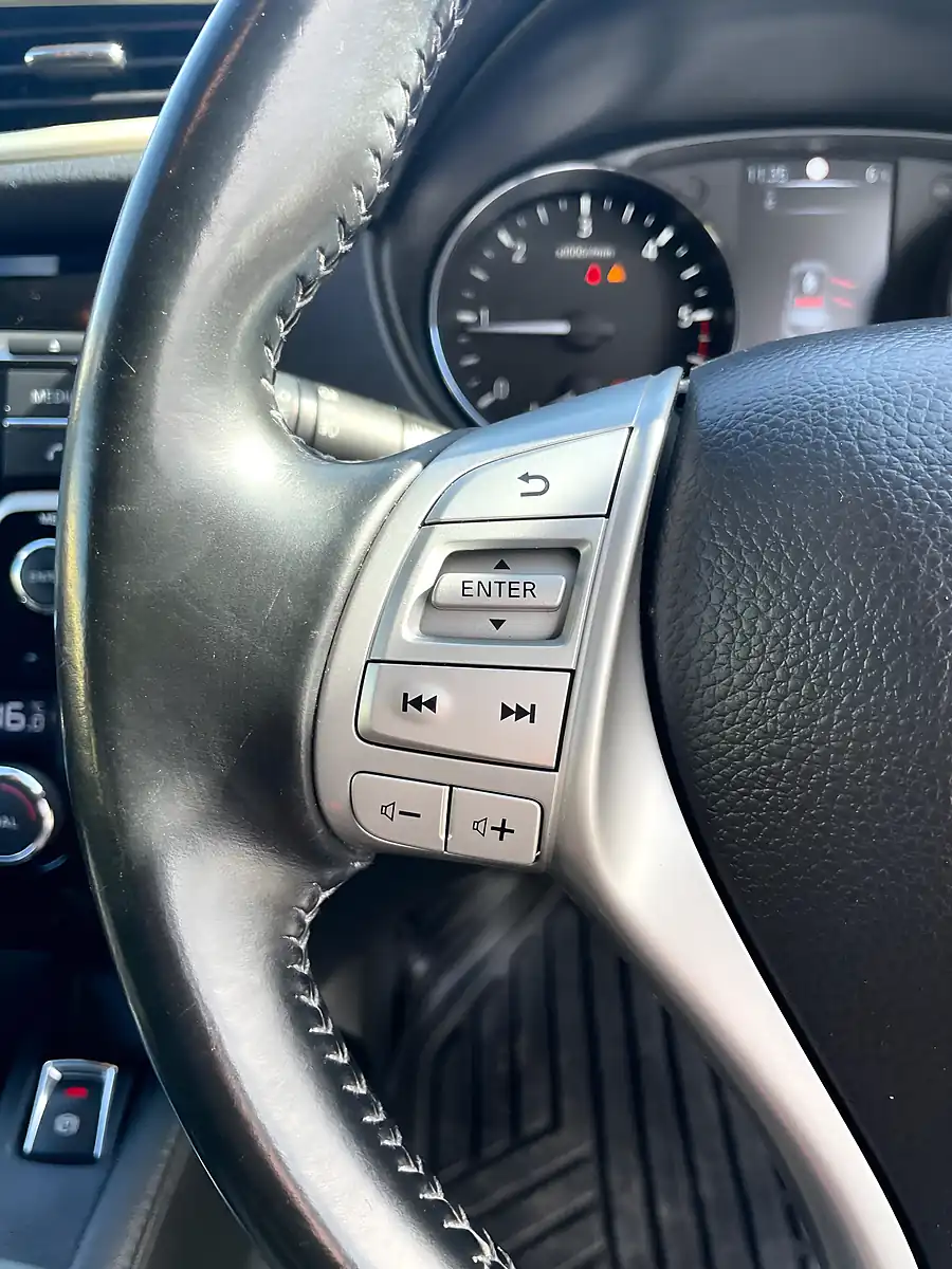 Used 2015 Nissan Qashqai Acenta White - Interior and Exterior details 16