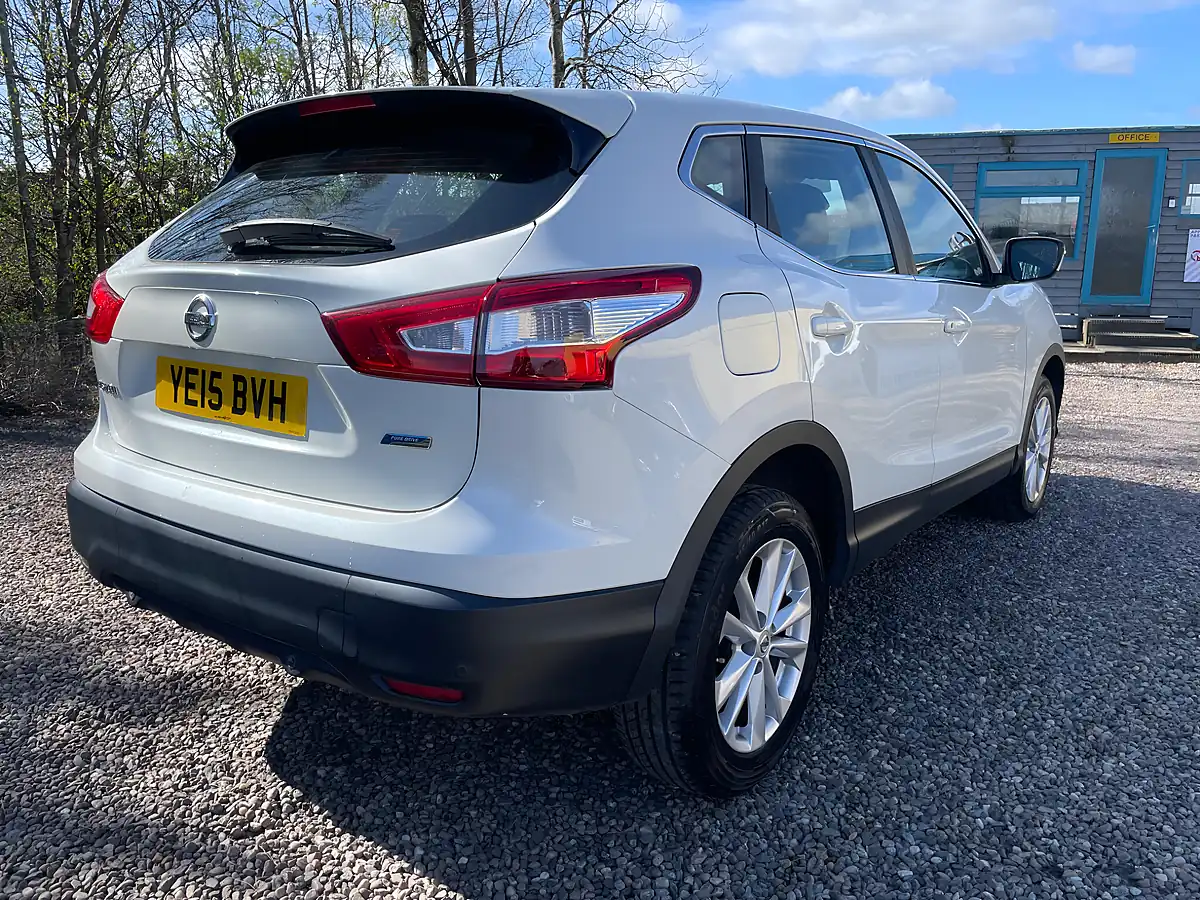 Used 2015 Nissan Qashqai Acenta White - Interior and Exterior details 3