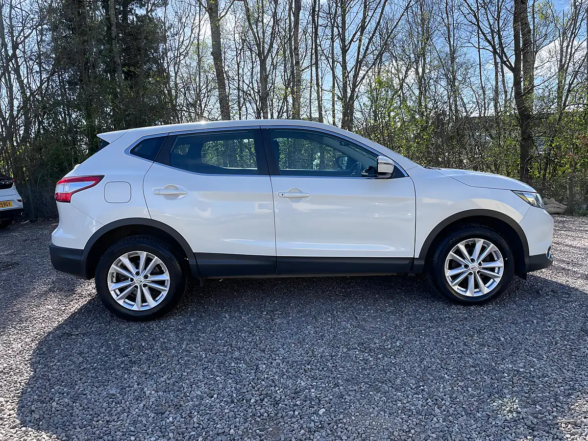 Used 2015 Nissan Qashqai Acenta White - Interior and Exterior details 5