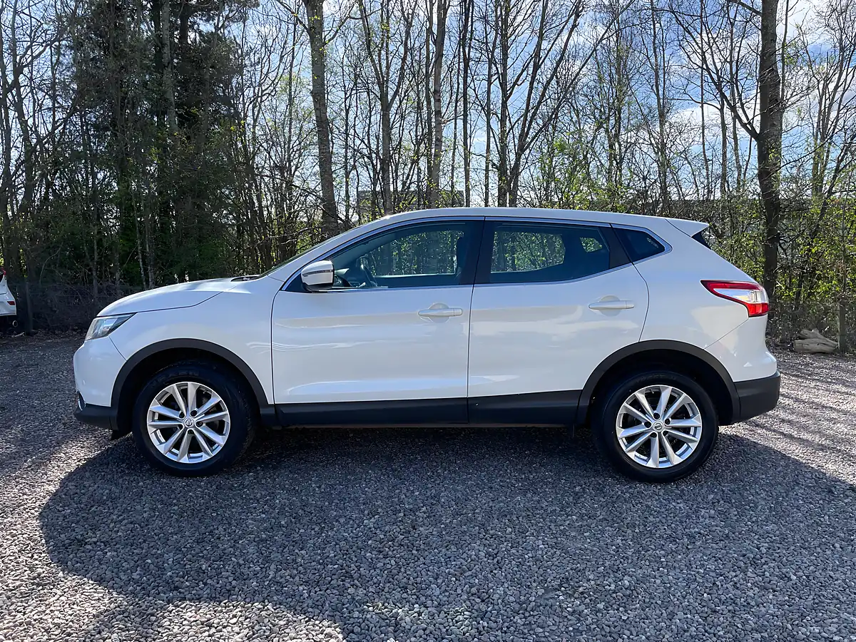 Used 2015 Nissan Qashqai Acenta White - Interior and Exterior details 6