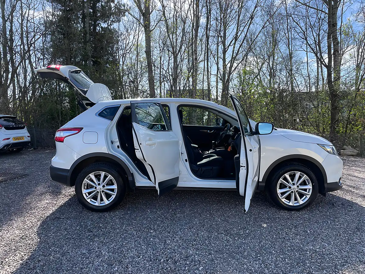 Used 2015 Nissan Qashqai Acenta White - Interior and Exterior details 7