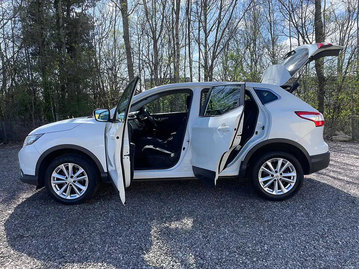Used 2015 Nissan Qashqai Acenta White - Interior and Exterior details 8