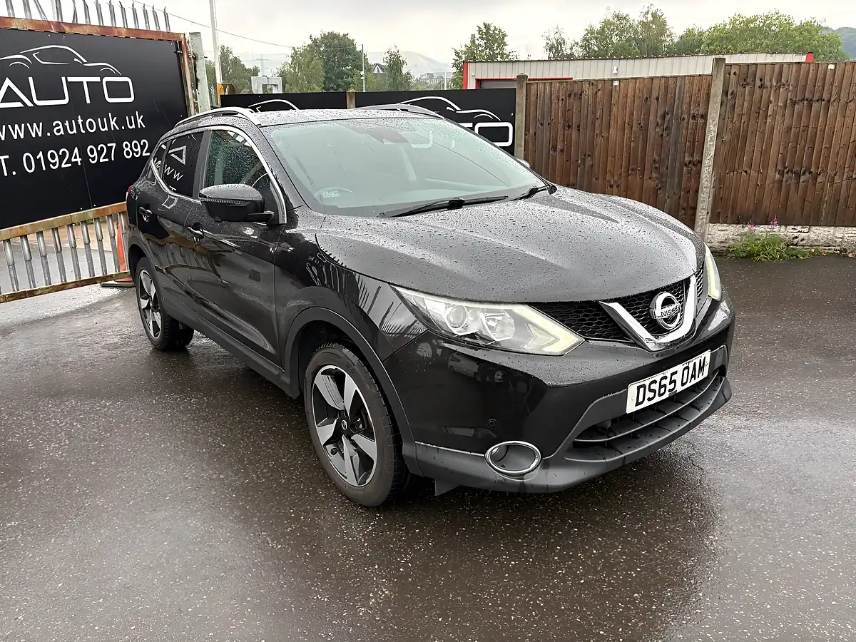Used 2015 Nissan Qashqai N-Tec+ Black - Front View
