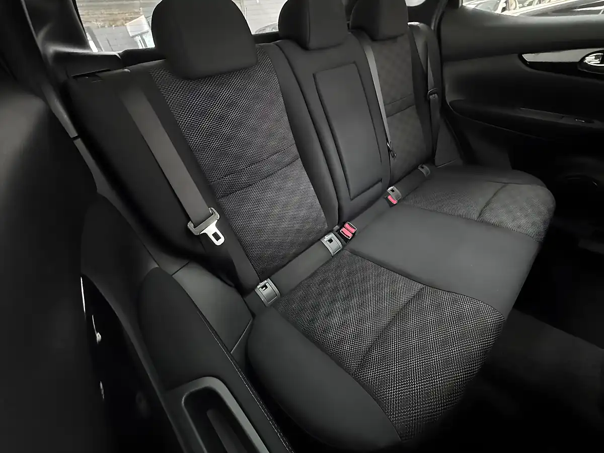 Used 2015 Nissan Qashqai N-Tec+ Blade Silver - Interior and Exterior details 11