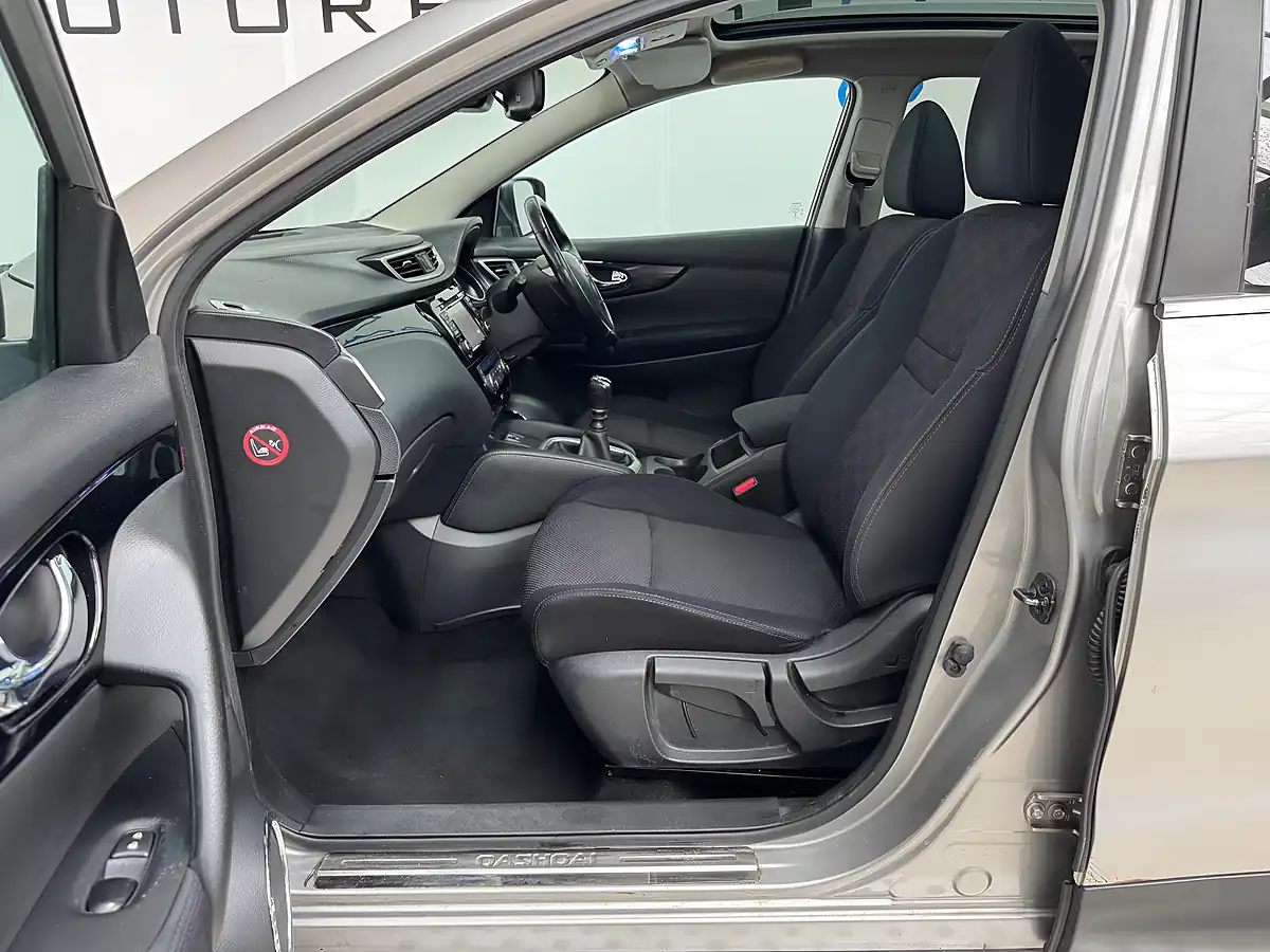 Used 2015 Nissan Qashqai N-Tec+ Blade Silver - Interior and Exterior details 9