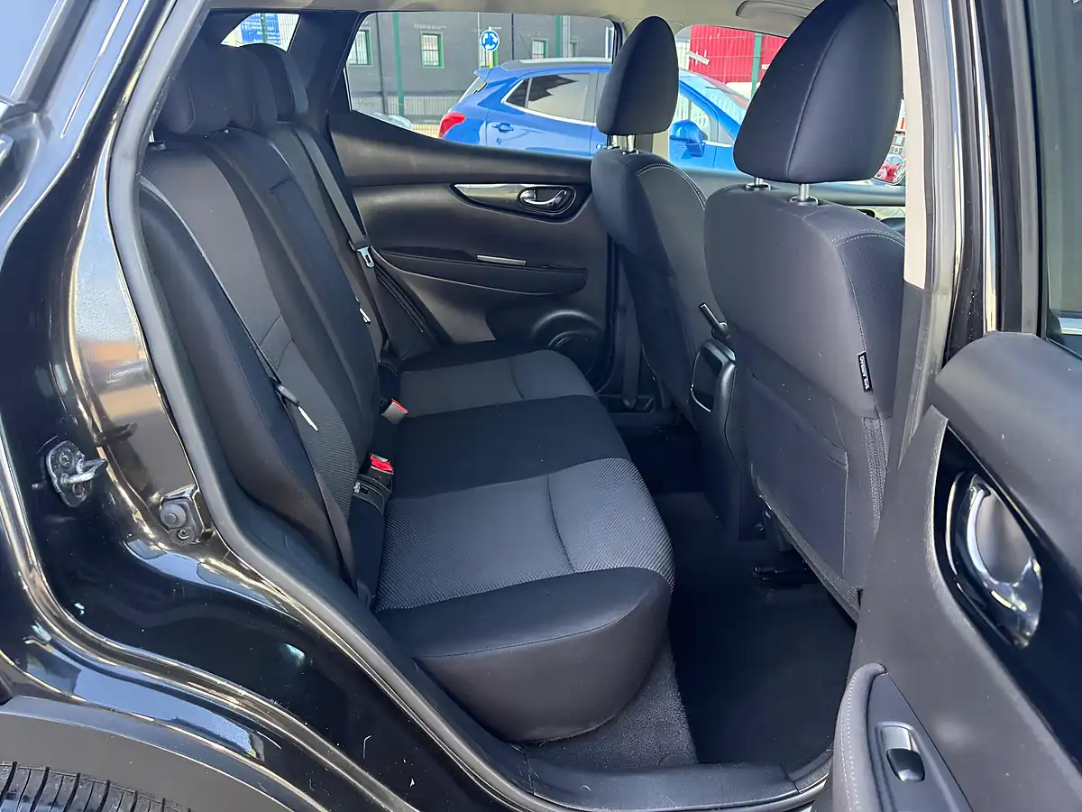 Used 2015 Nissan Qashqai N-Tec Blue - Interior and Exterior details 15