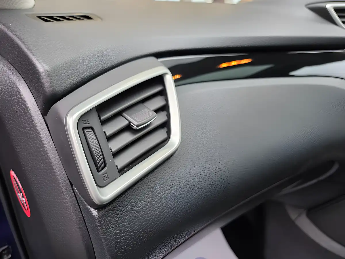 Used 2015 Nissan Qashqai N-Tec+ Blue - Interior and Exterior details 20