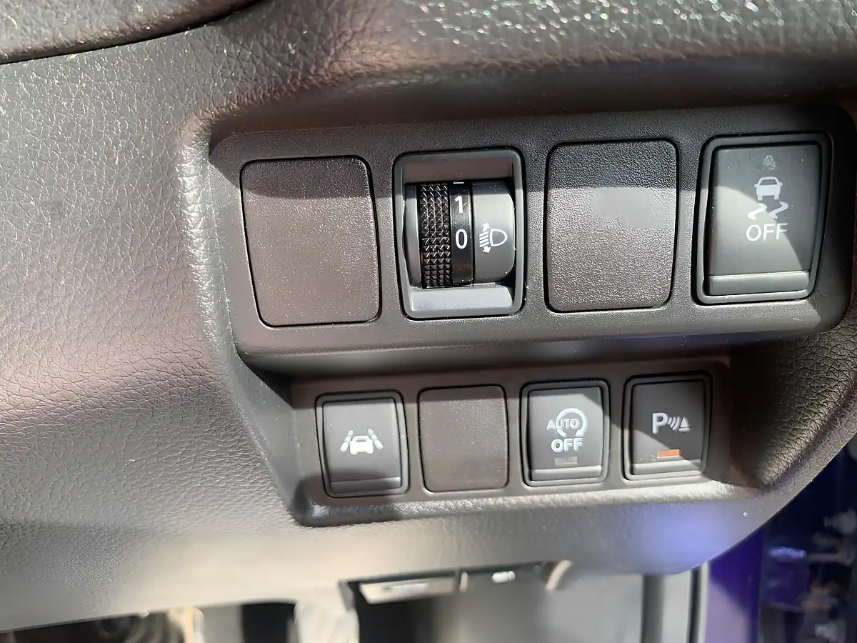 Used 2015 Nissan Qashqai N-Tec+ Blue - Interior and Exterior details 17