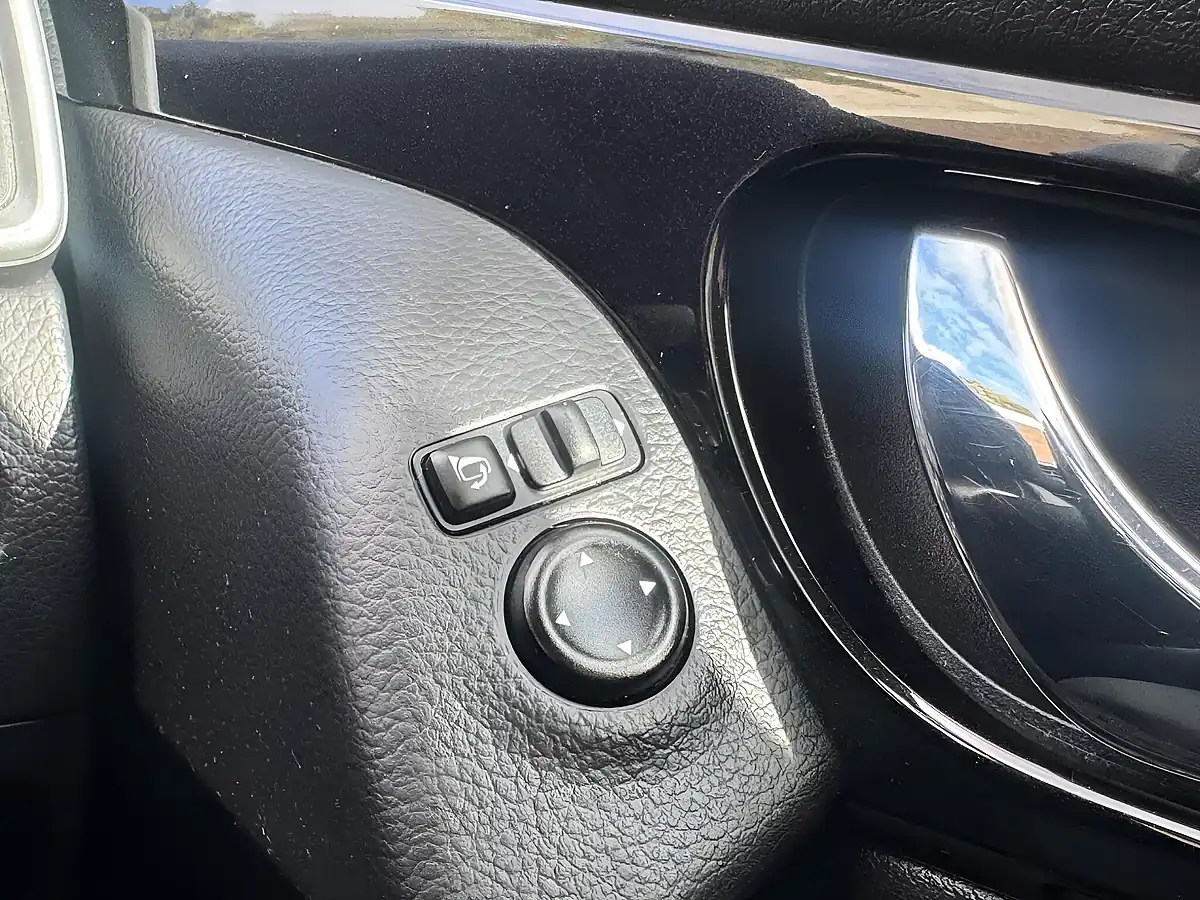 Used 2015 Nissan Qashqai N-Tec+ Grey - Interior and Exterior details 18