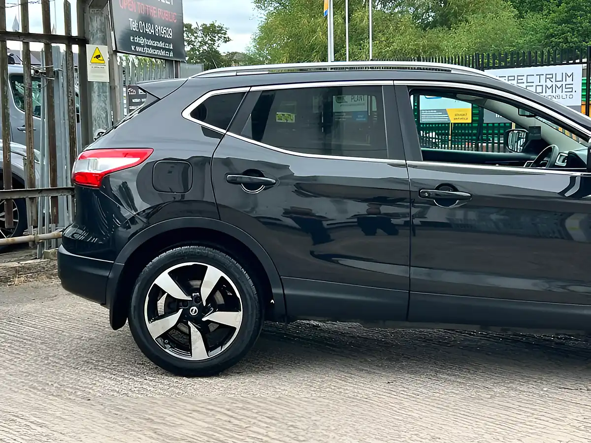 Used 2015 Nissan Qashqai N-Tec Plus Black - Interior and Exterior details 9