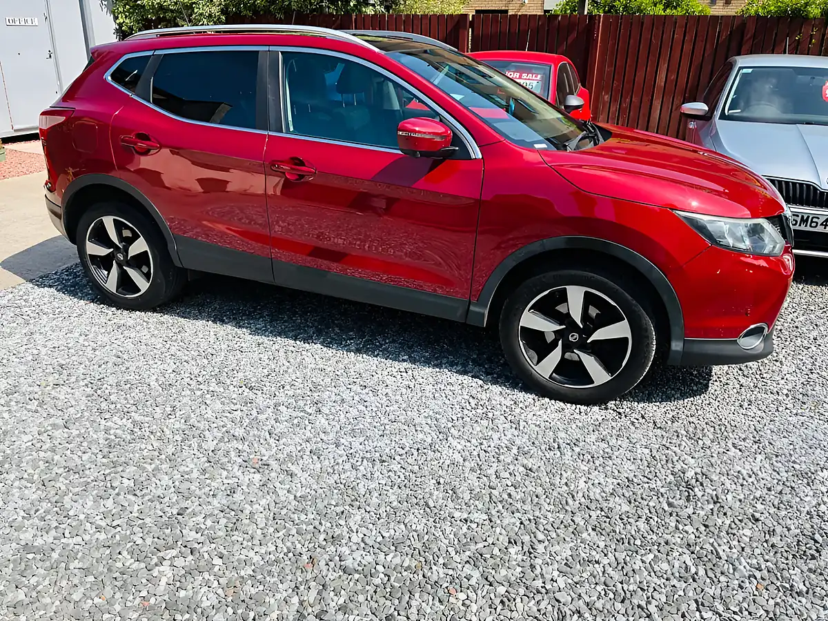 Used 2015 Nissan Qashqai N-Tec+ Red - Interior and Exterior details 8