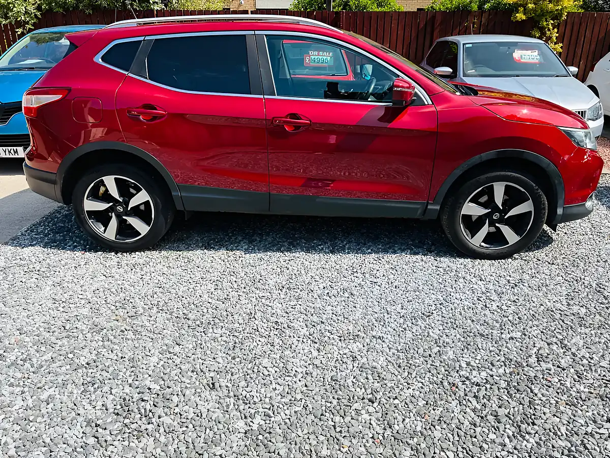 Used 2015 Nissan Qashqai N-Tec+ Red - Interior and Exterior details 9