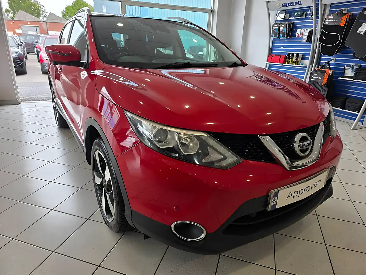 Used 2015 Nissan Qashqai N-Tec+ Red - Front View