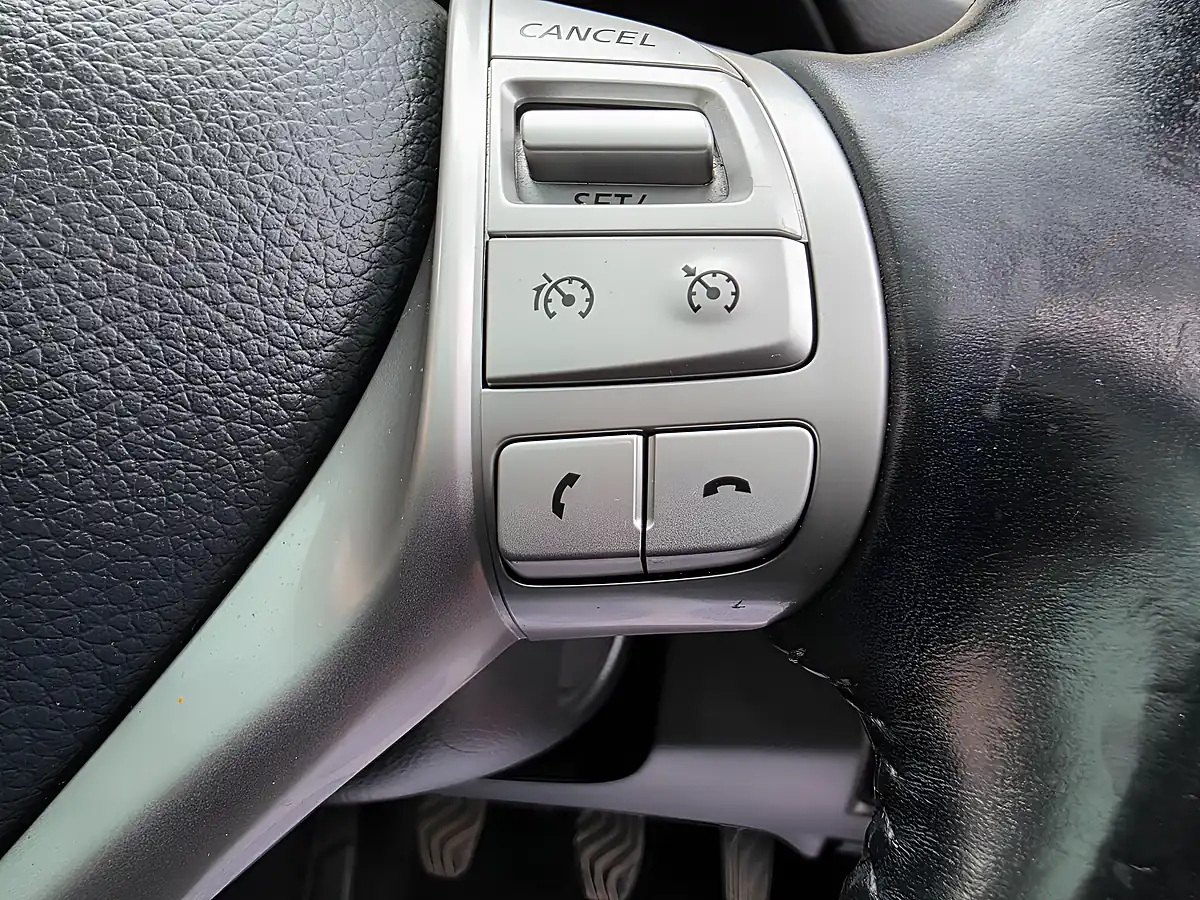 Used 2015 Nissan Qashqai N-Tec+ Red - Interior and Exterior details 11