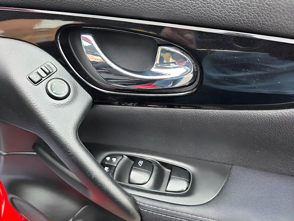 Used 2015 Nissan Qashqai N-Tec+ Red - Interior and Exterior details 12