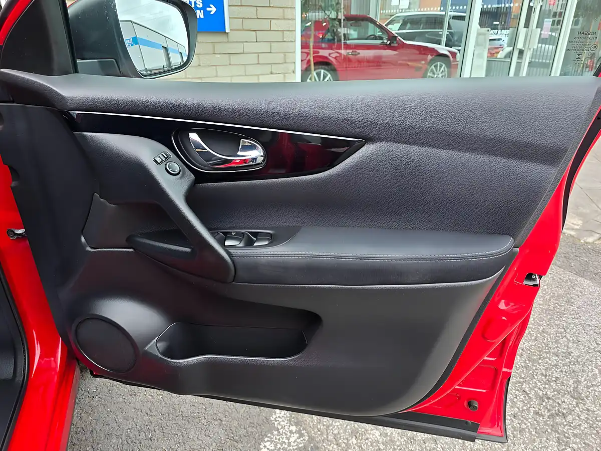 Used 2015 Nissan Qashqai N-Tec+ Red - Interior and Exterior details 13