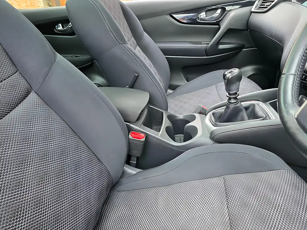 Used 2015 Nissan Qashqai N-Tec+ Red - Interior and Exterior details 15