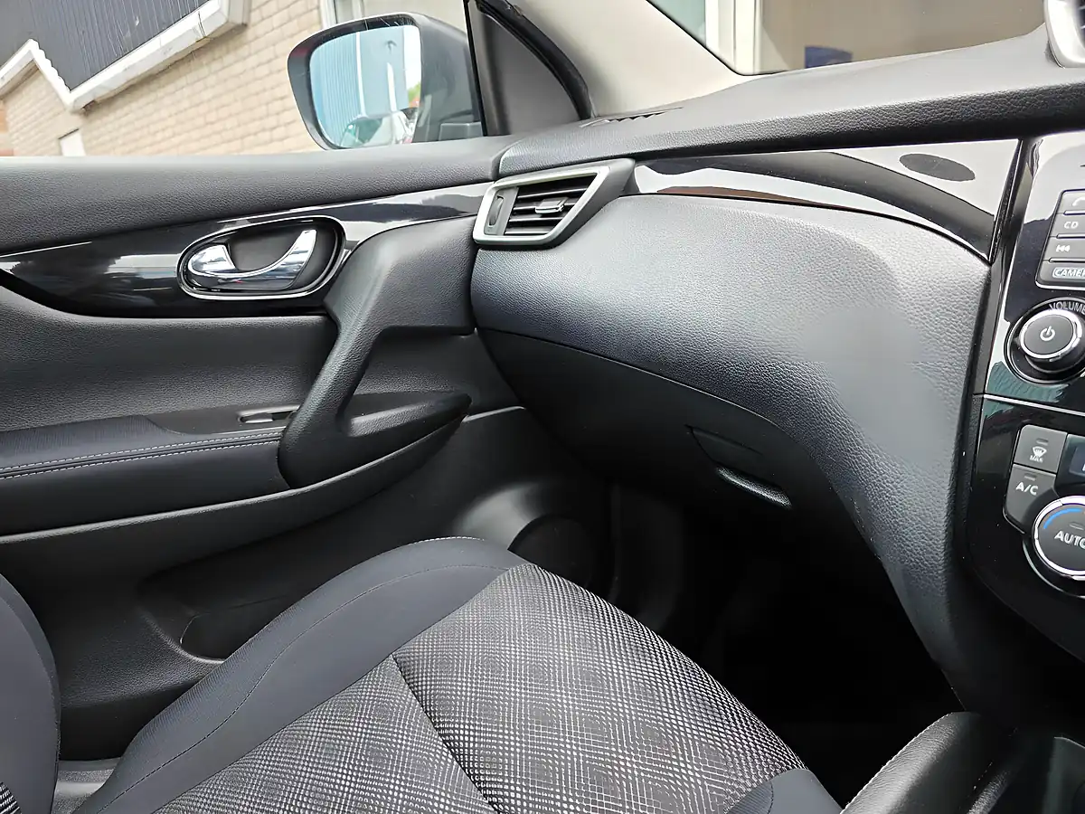 Used 2015 Nissan Qashqai N-Tec+ Red - Interior and Exterior details 17