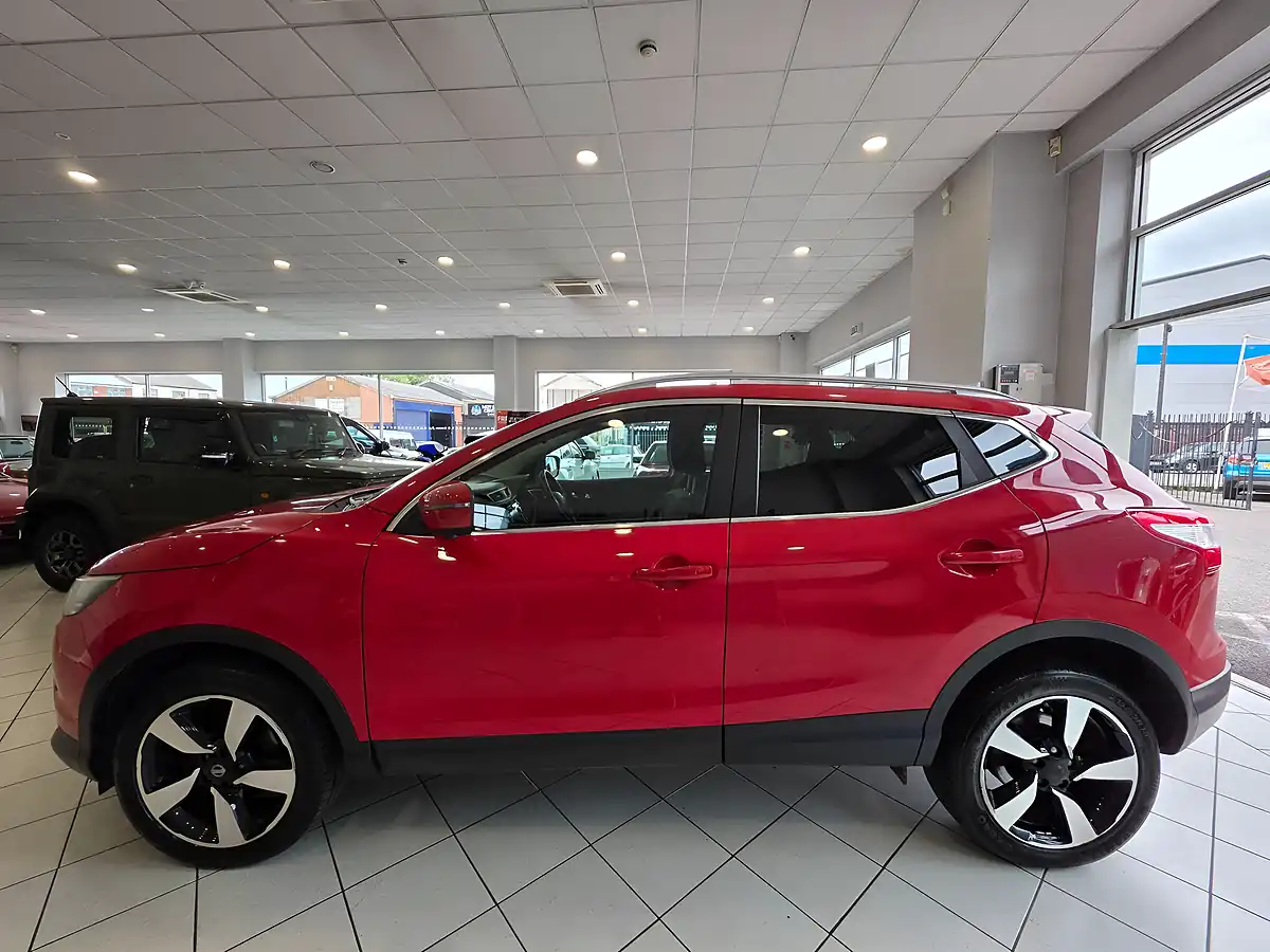 Used 2015 Nissan Qashqai N-Tec+ Red - Interior and Exterior details 5