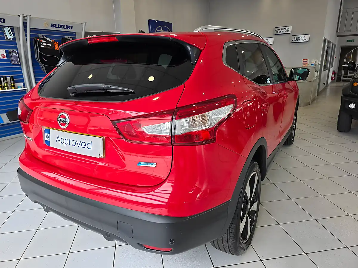 Used 2015 Nissan Qashqai N-Tec+ Red - Interior and Exterior details 7