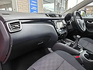 Used 2015 Nissan Qashqai N-Tec+ Red - Interior and Exterior details 8
