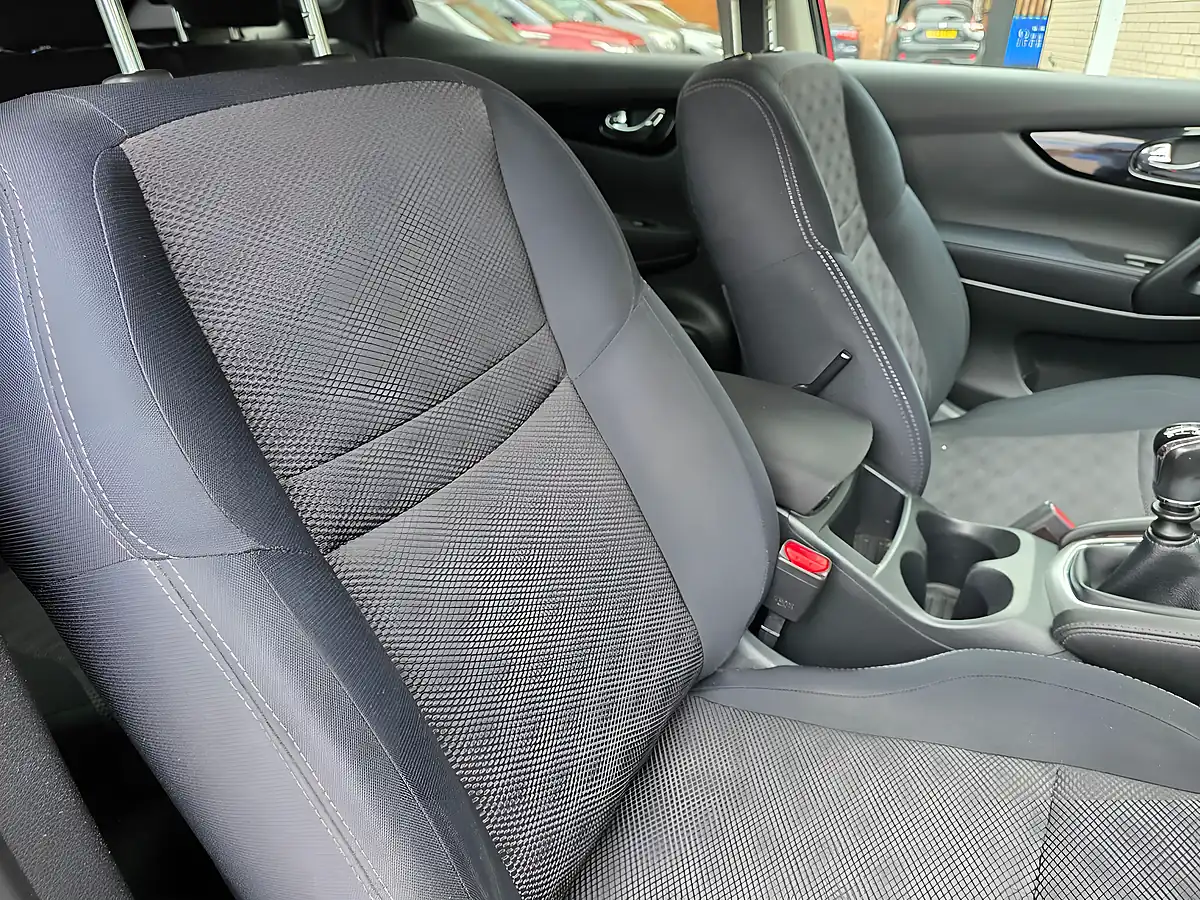 Used 2015 Nissan Qashqai N-Tec+ Red - Interior and Exterior details 9
