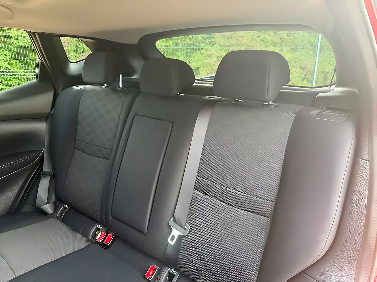 Used 2015 Nissan Qashqai N-Tec+ Red - Interior and Exterior details 13