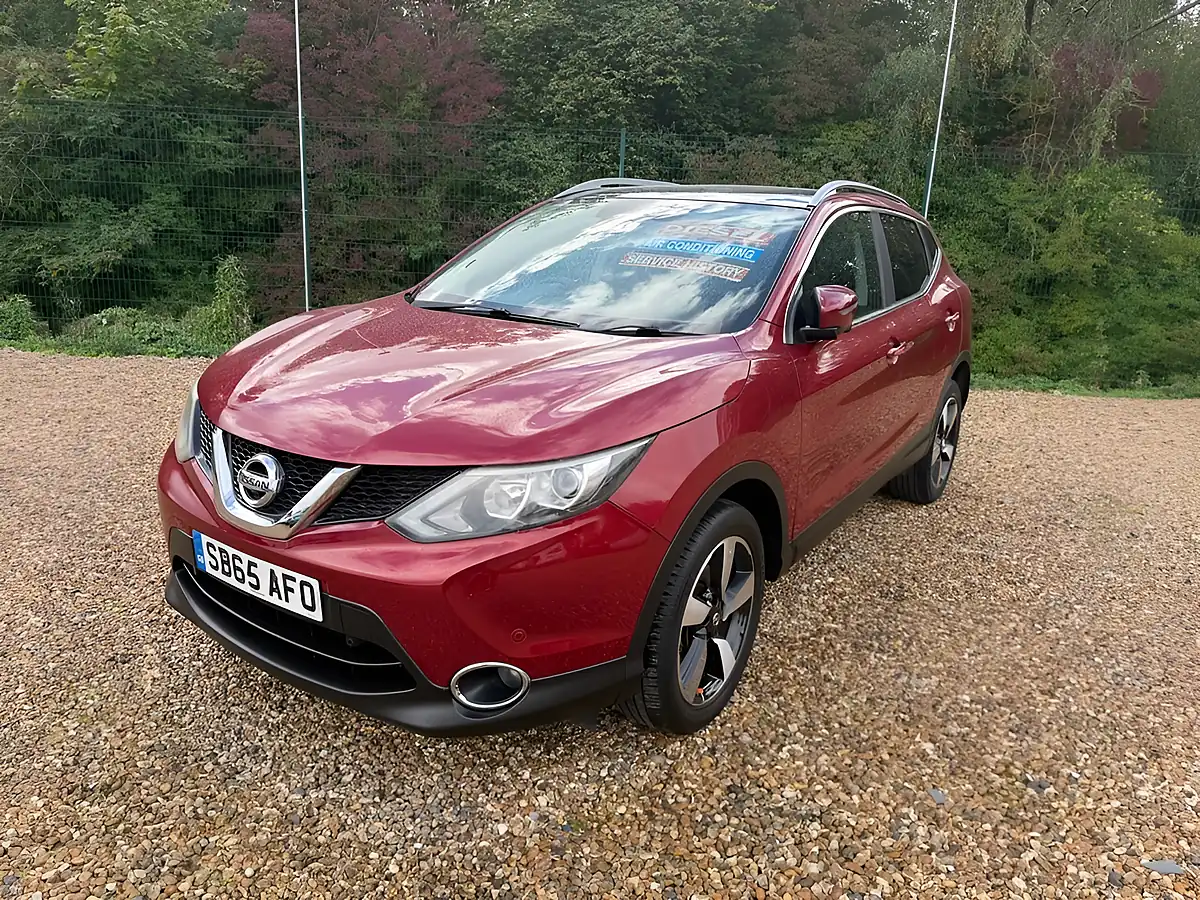 Used 2015 Nissan Qashqai N-Tec+ Red - Interior and Exterior details 5
